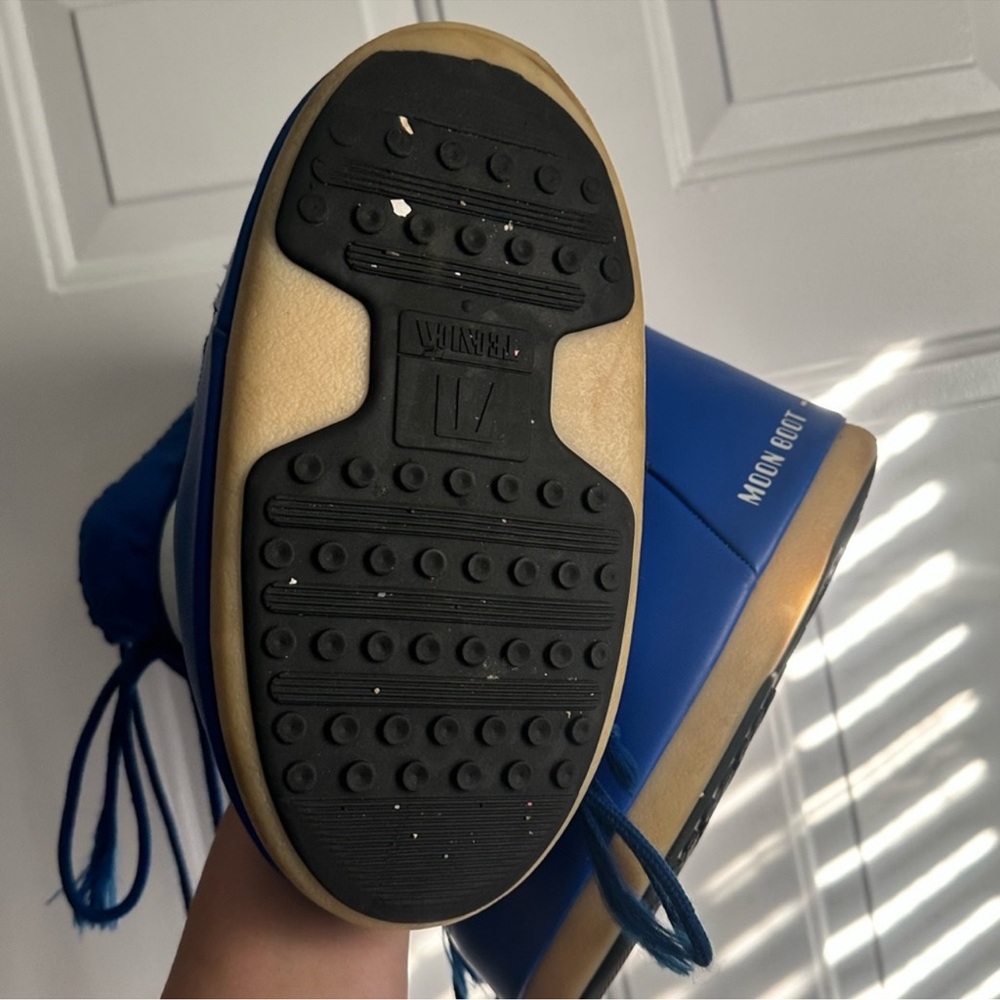 Moon Boot. Size 8.5. - image 2